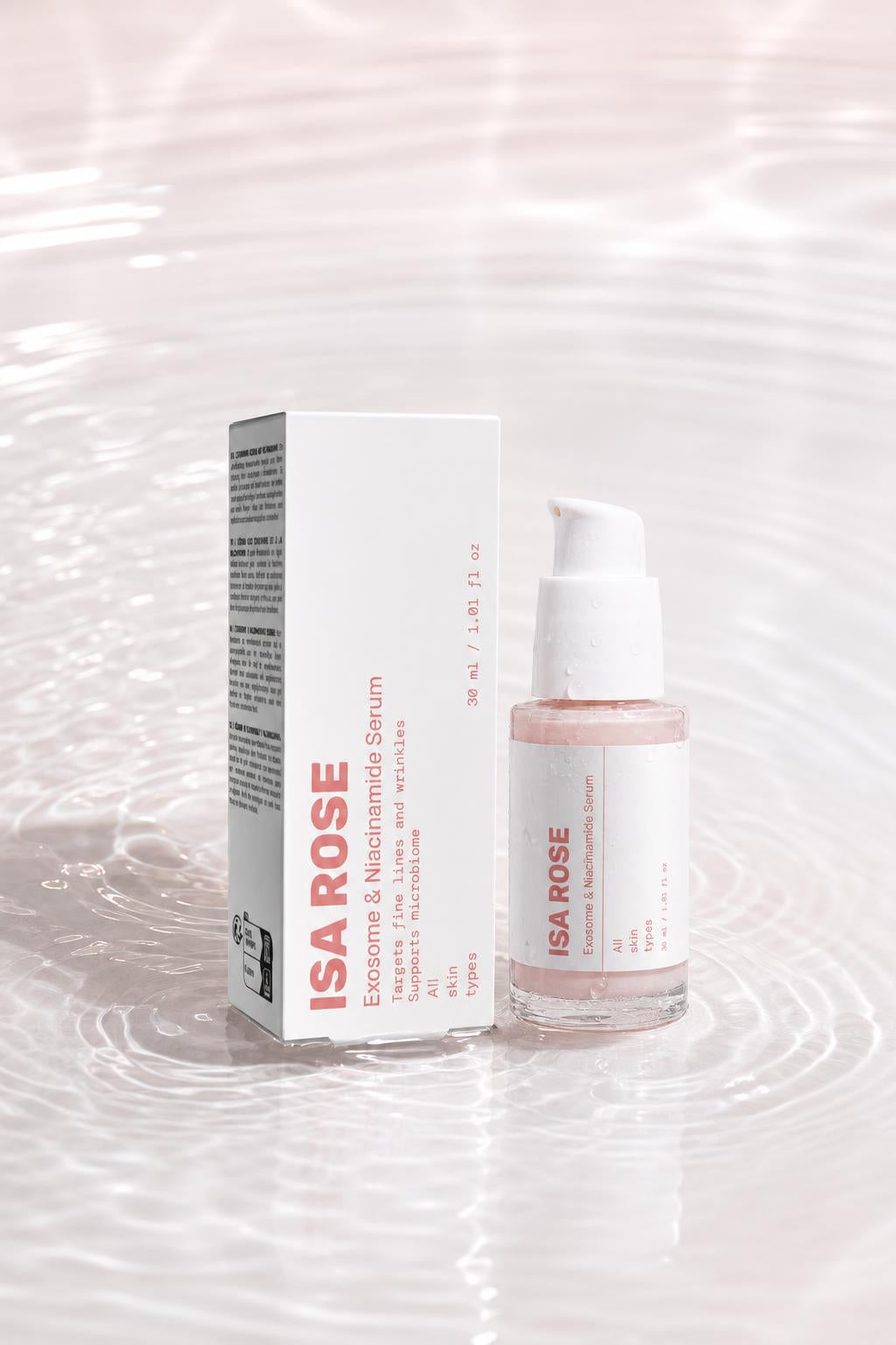 Exosome & Niacinamide Serum sobre agua