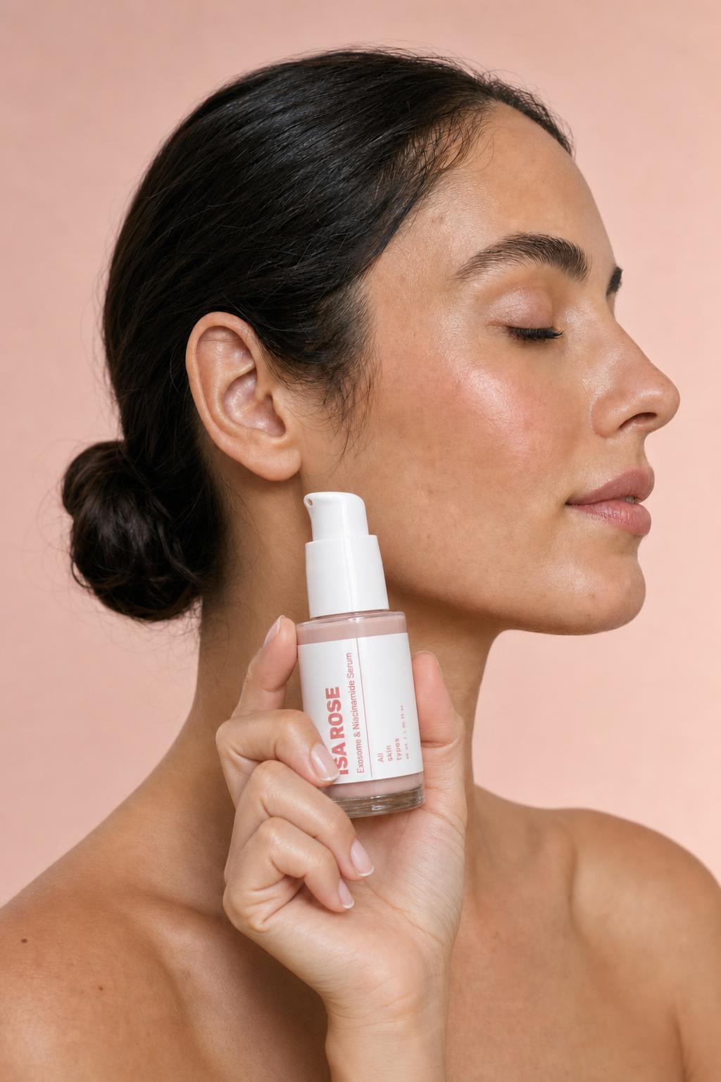Mujer de perfil con piel luminosa sosteniendo el Exosome & Niacinamide Serum de Isa Rose